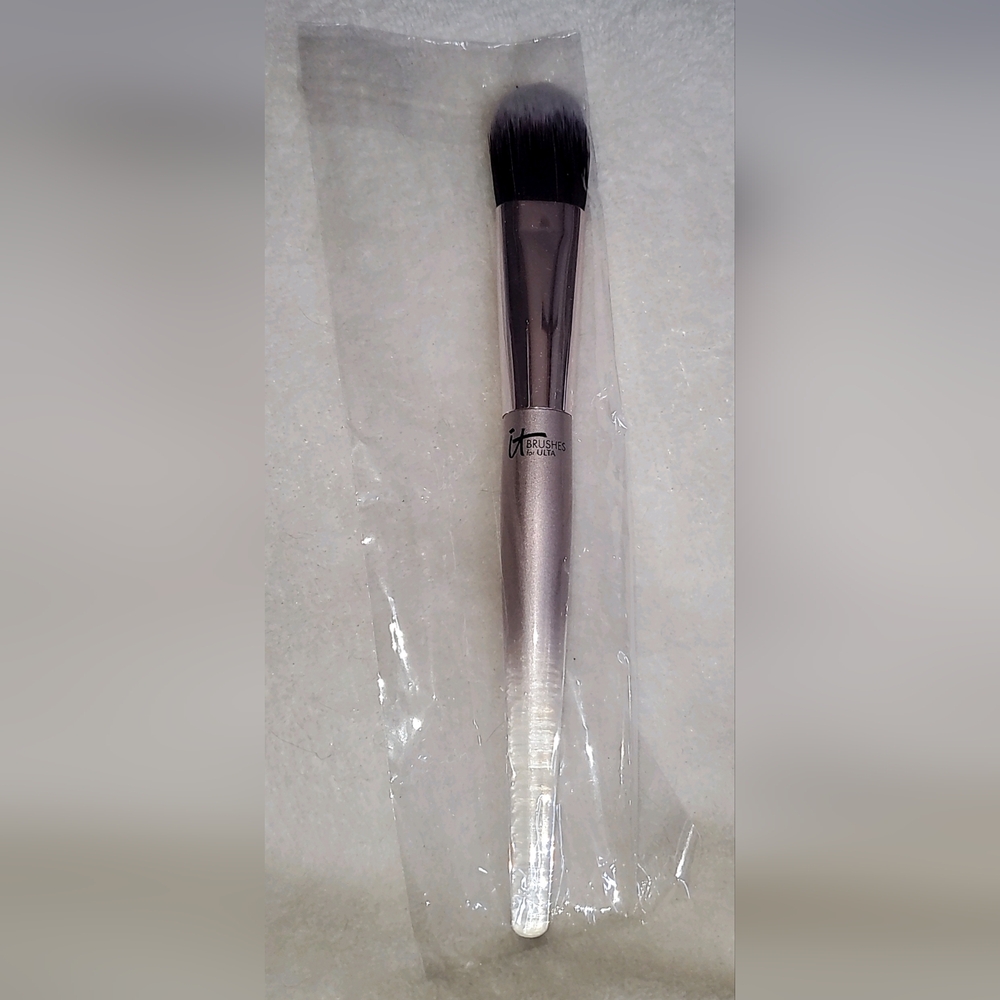 NEW - Foundation Brush - It Cosmetics City Chic Ultra Luxe Brushes for Ulta